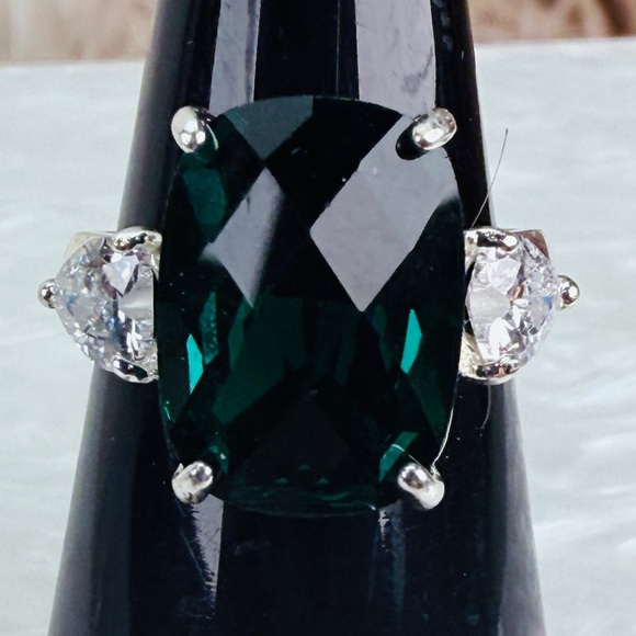 Gorgeous Silvertone with emerald green center costume statement, size 7 … - Picture 5 of 10